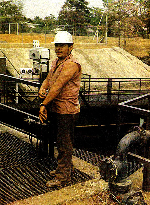 Нефтянник на промысле в Лагунильяс