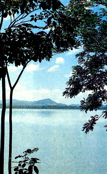 Озеро близ города Барракилья