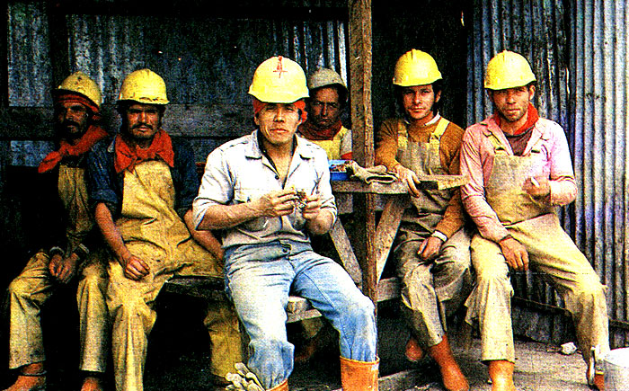 Представители колумбийского пролетариата - строители-дорожники