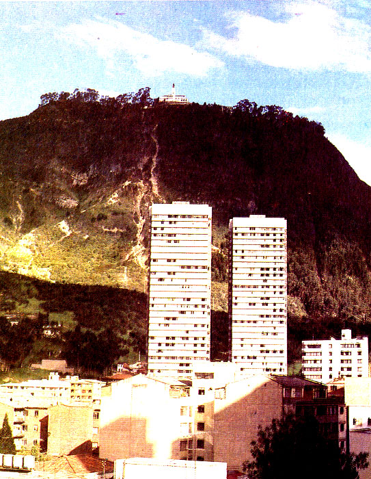 Богота. Современные высотные здания на фоне горы Монтсеррат