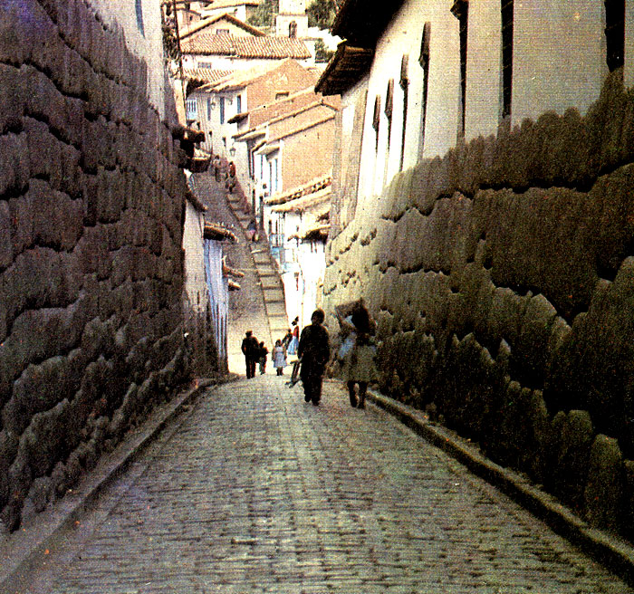 Улица Ларето в Куско. Здания построены на фундаментах разрушенных храмов инков