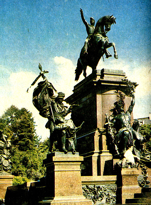 Памятник национальному герою Аргентины - Хосе де Сан-Мартину