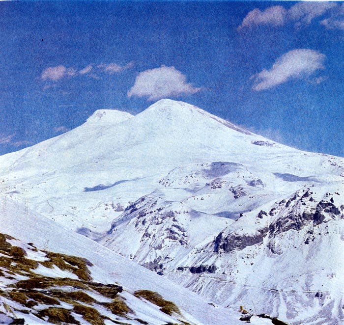 Вид на Эльбрус с юга Внизу - древние лавовые потоки Справа - Восточная вершина, наиболее молодой вулканический конус с кратерами 