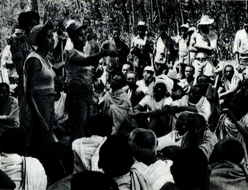 Март 1975 г. Студенты, участники земетчи, рассказывают крестьянам о принятой аграрной реформе (провинция Сидамо)