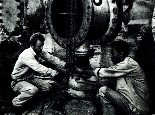 Нефтеперегонный завод в Асэбе. Советский и эфиопский рабочие ремонтируют оборудование