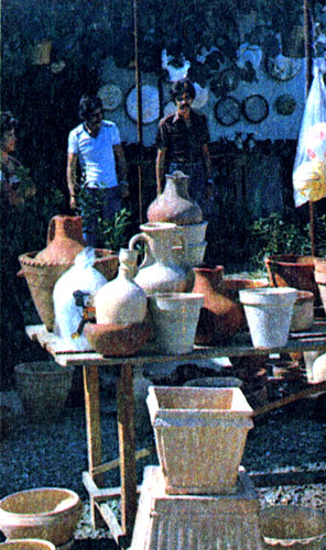  Издавна славится искусство кипрских гончаров. И до сих пор удобные и добротные изделия здешних умельцев широко используются в быту, популярны как сувениры 
