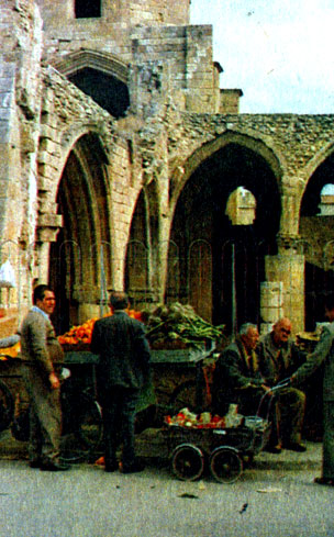 Прямо у стен собора раскинулись прилавки торговцев восточного базара 