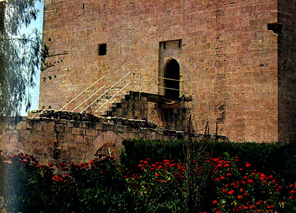 Замок Колосси, стоящий неподалеку от Лимасола, был одним из главных опорных пунктов крестоносцев, некогда правивших Кипром