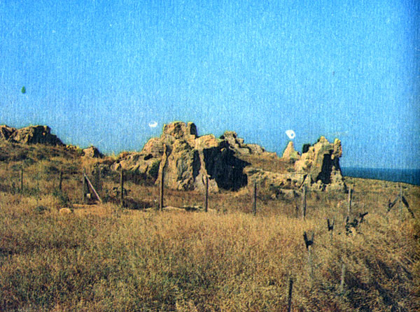 Эти широкие ниши, вырубленные в мягком камне холмов, неподалеку от Пафоса, известны на Кипре как «могилы королей». В них когда-то помещался прах правителей острова