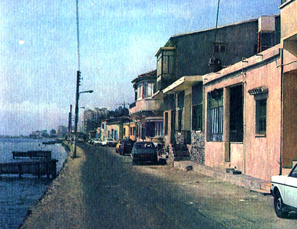 Улицы многих кипрских городов и поселков примыкают к берегу моря