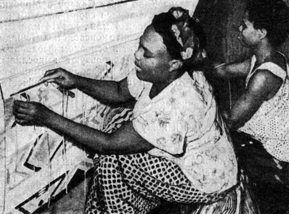 Женщины йоруба за изготовлением ткани