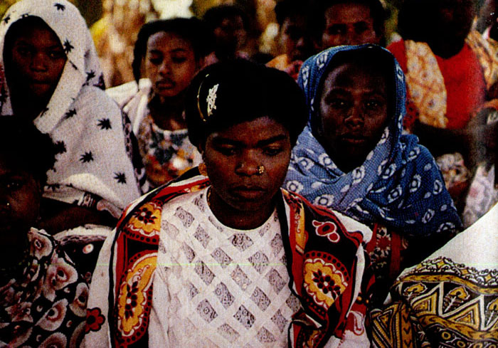 Женщины в праздничной одежде (Танзания)