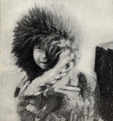 Этот юный эскимос из Нома в своей парке из волчьих шкур не обращает ни малейшего внимания на мороз, который подчас достигает -60° по Фаренгейту 
