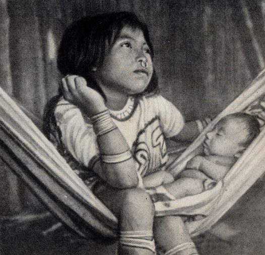 Девочка индеанка Сан-Бласа присматривает за маленьким братишкой 
