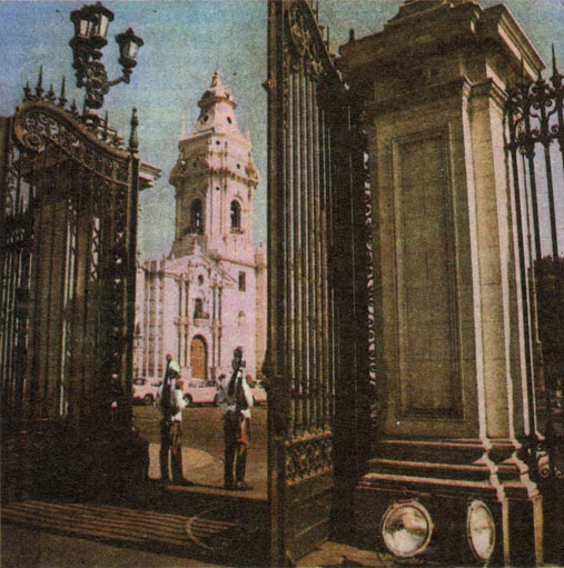 Вид из главных ворот Дворца Писарро на Пласа-де-Армас в Лиме. На заднем плане - Кафедральный собор