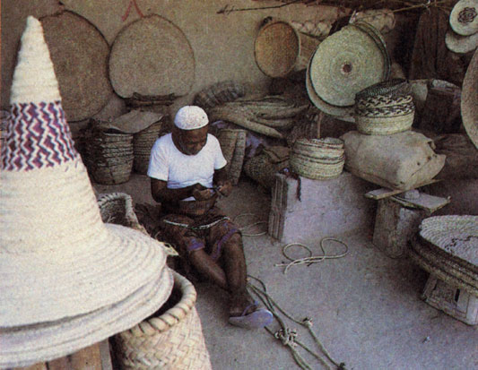Из пальмового листа плетут что угодно: корзины, сита, подносы, широкополые шляпы