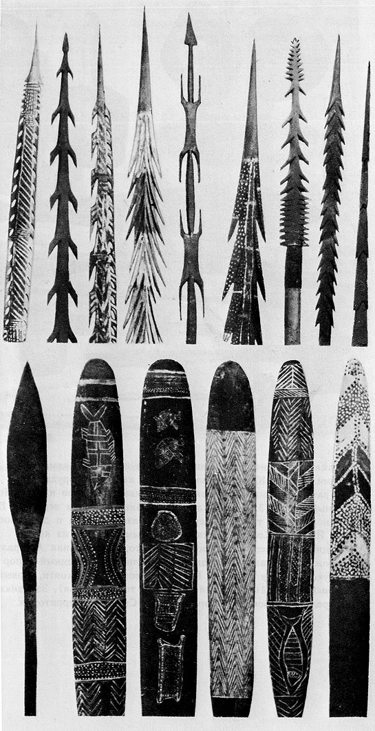Копья различных типов, изготовленные аборигенами для всевозможных целей: охотничьи и боевые копья, остроги для рыбной ловли, церемониальные копья. В нижнем ряду справа - весла, украшенные рисунками или орнаментированные.
