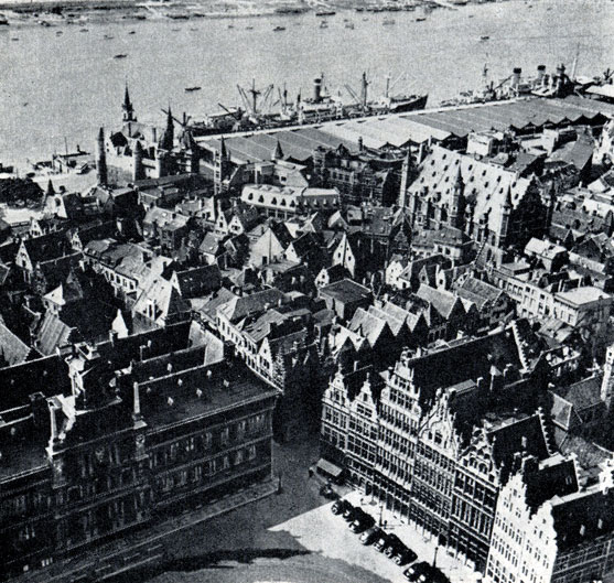 Вид на ратушу, Стен и Шельду с башни собора