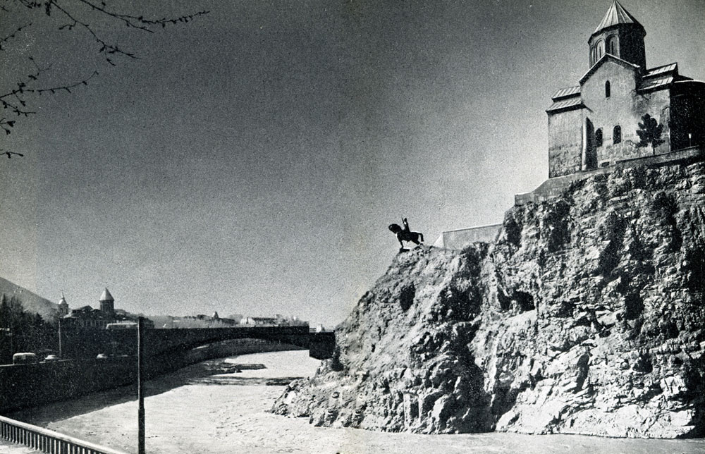 9.  Панорама города с Метехским храмом, памятником Вахтангу Горгасали. Вдали - купол Сионского собора 