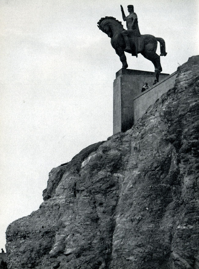 10.  Памятник Вахтангу Горгасали. Скульптор Э. Амашукели.  1967