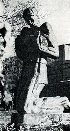 42. Памятник Нико Пиросманашвили. Скульптор Э. Амашукели. 1975