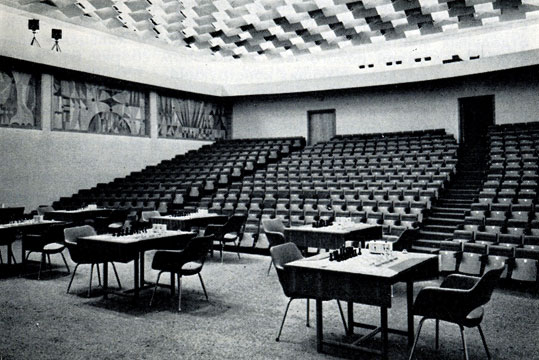 87. Шахматно-альпинистский клуб. Внутренний вид зала. Архитекторы В. Алекси-Месхишвили и Г. Гудушаури. 1972