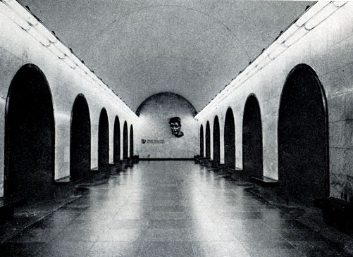 89. Станция метро 'Площадь Марджанишвили'. Вид подземного зала