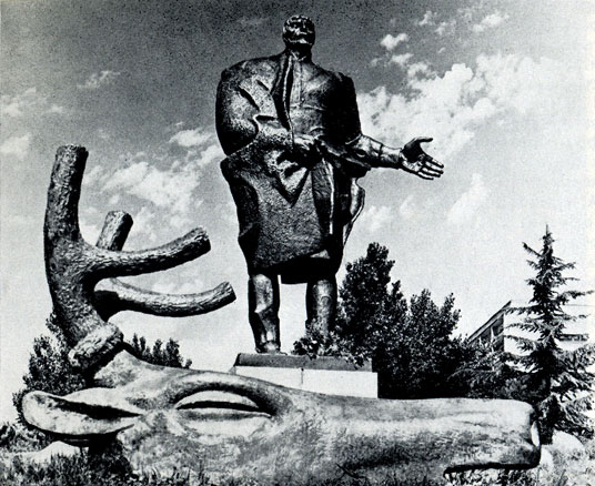 91.  Памятник Важа  Пшавеле на  проспекте имени  Важа  Пшавелы. Скульптор Г. Очиаури.  1973