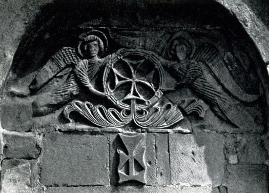 Джвари. Тимпан портала южного фасада с рельефом 'Вознесение креста'