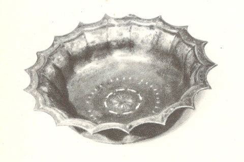 Бронзовое чеканное блюдо с изображением рыбок. Работа афрасиабского мастера XI--XII вв. н. э.