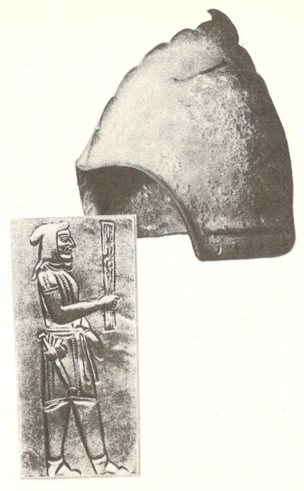 Сакский бронзовый шлем (вверху). Воин сак (внизу). Изображение на Бехистунской скале.