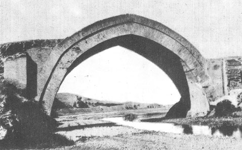 Арка на реке Зарафшан. Руины средневекового ирригационного сооружения XVI в. н. э.