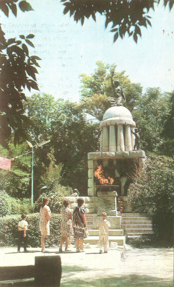 Памятник Великой Октябрьской революции.