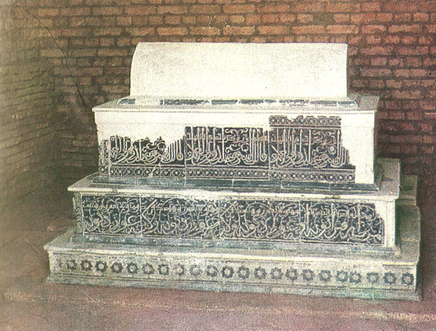 Надгробие Куссам ибн-Аббаса.