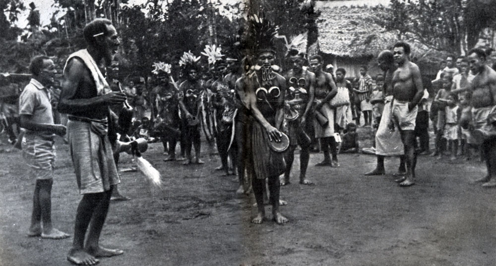 Танцевальное представление на празднике в честь юбилея Миклухо-Маклая в деревне Бонгу на берегу Новой Гвинеи