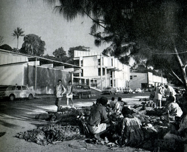 Базар на набережной Порт-Вила