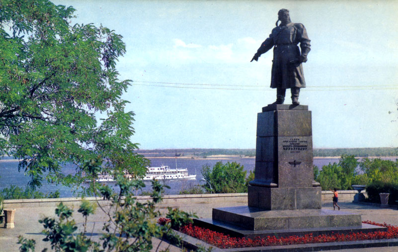 Памятник Герою Советского Союза летчику В. С. Хользунову (скульпторы Е. Белашова, М. Белашов)