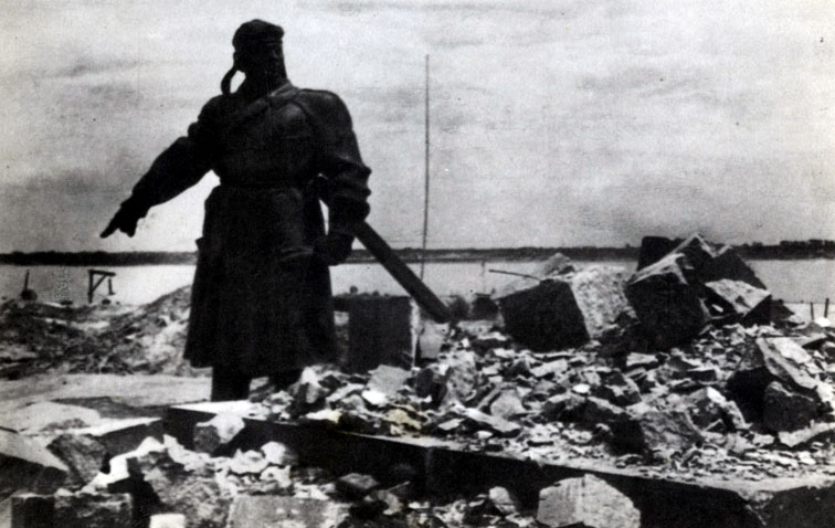 На набережной у памятника В. С. Хользунову. 1943 год