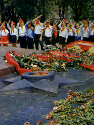 Вечный огонь на братской могиле защитников Сталинграда