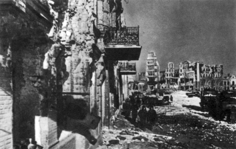 Площадь Павших борцов. Январь 1943 года