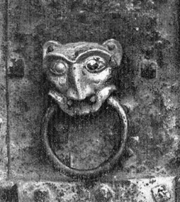     . XII . Une poignée de l'antique porte de la cathédrale de l'Assomption. XIIe siècle (. 11)