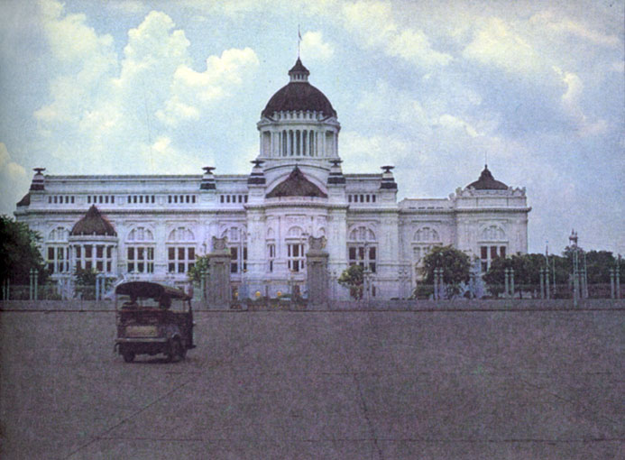 Здание парламента на площади Чулалонгкорна