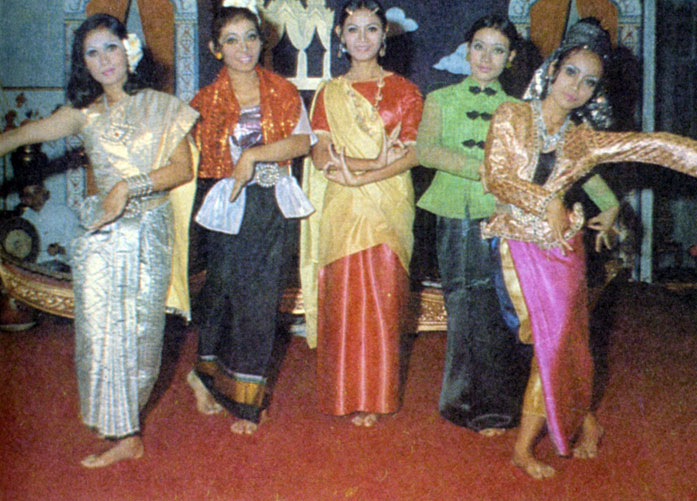 Танцовщицы в национальных костюмах
