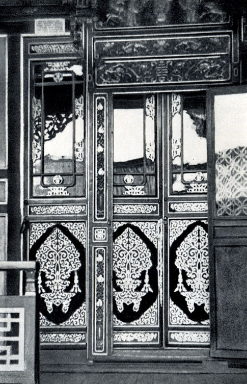 Дворец богдо-хана. Роспись двери