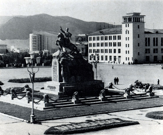 С. Чоймбол. Памятник Д. Сухэ-Батору