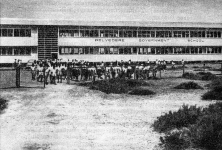 Средняя школа в местечке Альбион (провинция Бербис) - одна из построенных по инициативе правительства НПП