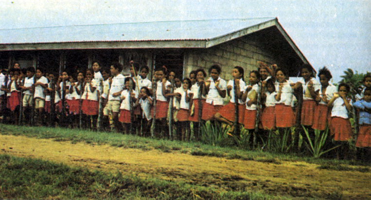 Учащиеся средней школы (остров Номука, Тонга)