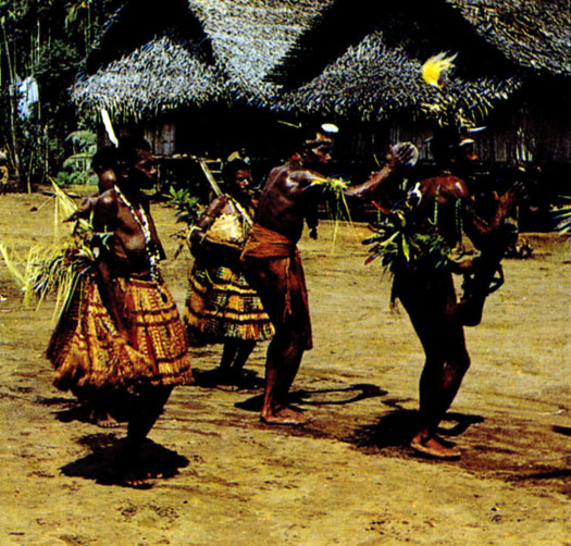 Исполняется традиционный танец (Папуа-Новая Гвинея)