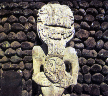 Один из деревянных идолов в марае