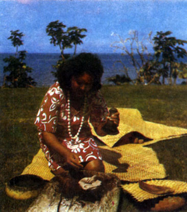 Жительница одного из Гавайских островов за приготовлением пищи